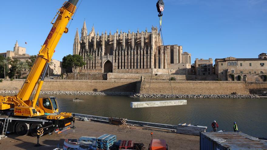 El drenaje del fondo del lago del Parc de la Mar extraerá 200 toneladas de arena