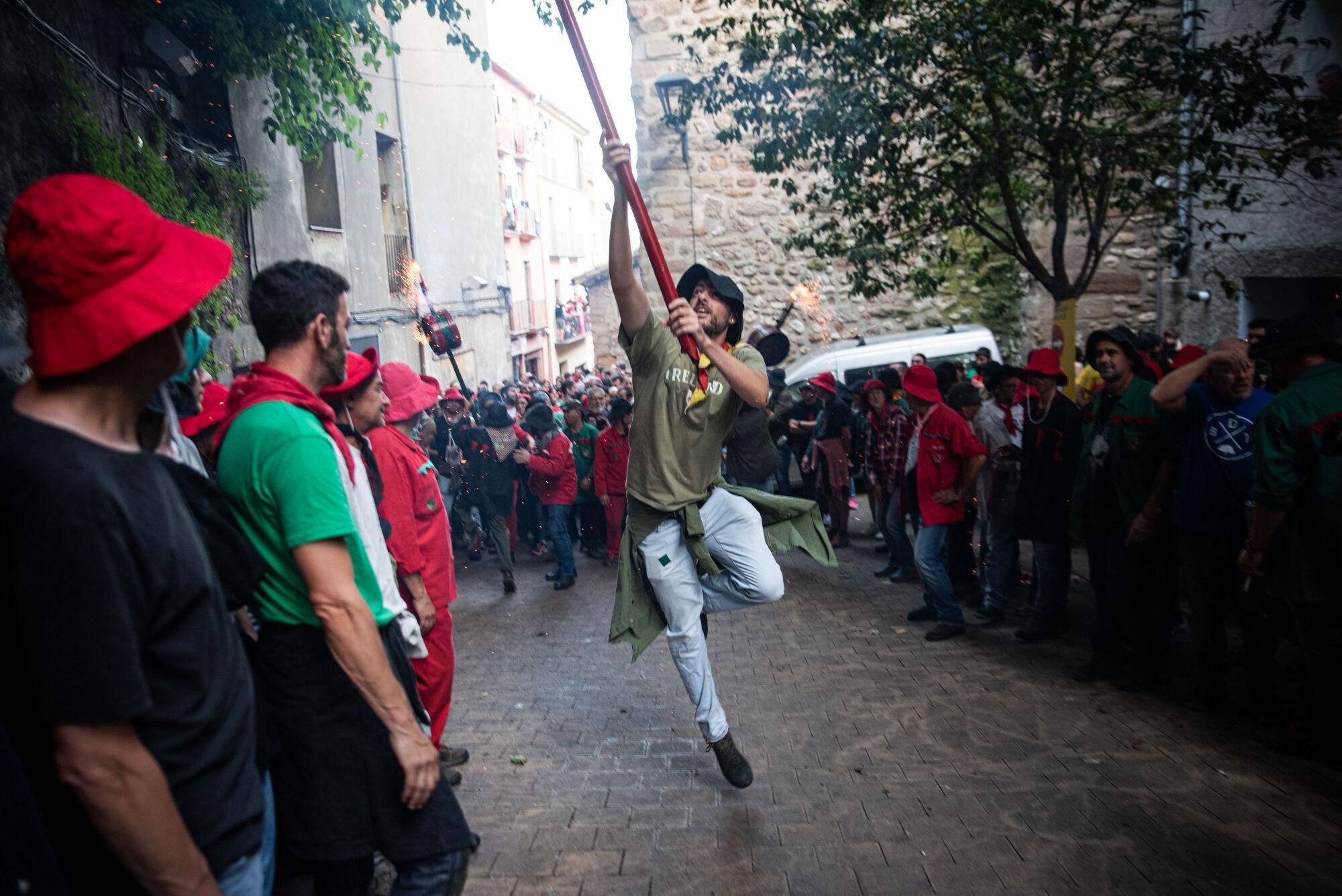Les millors fotos dels primers salts del passacarrers de la Patum 2025