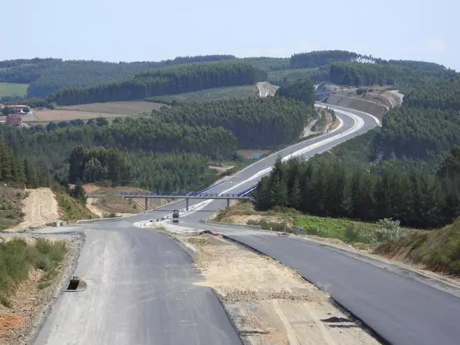 Últimos trabajos para abrir la autovía Santiago-Lugo: el retraso se concentra en Arzúa
