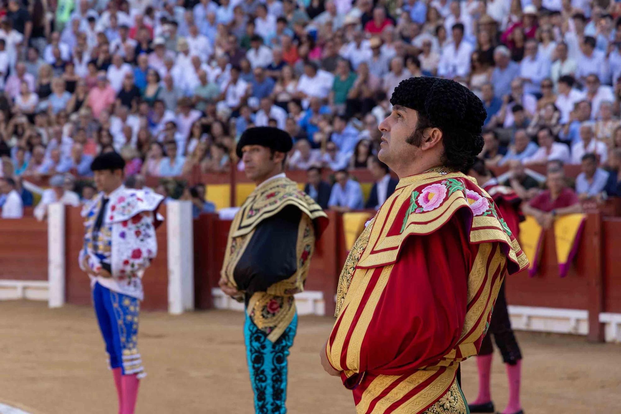 Manzanares culmina una de sus mejores tardes y sale a hombros en la Feria de Hogueras de Alicante 2025