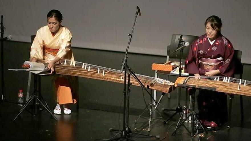 El «Dúo Sakura» llevó al Valey la música tradicional japonesa de la mano del koto