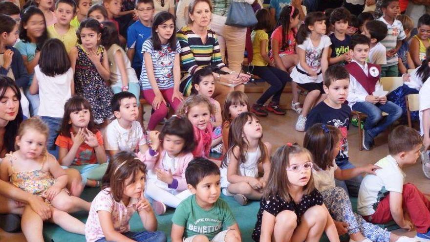 Los niños, durante el acto.