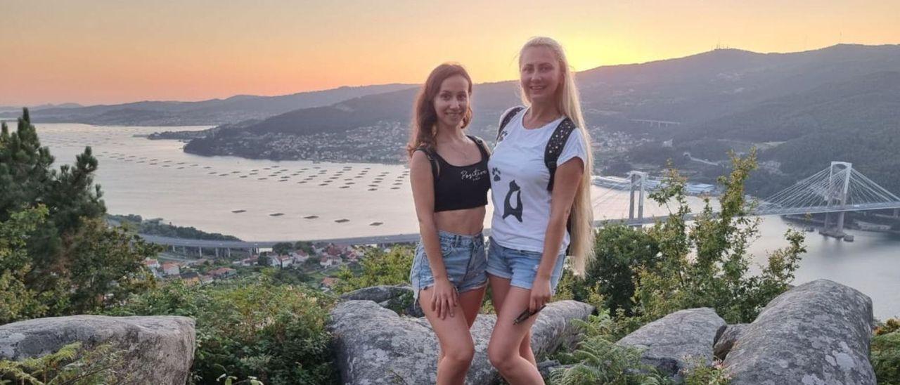 Oleksandra y Juliia en un mirador sobre Rande.