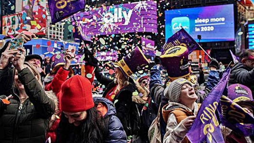 Times Square assaja la pluja de confeti que llençarà per Cap d&#039;Any