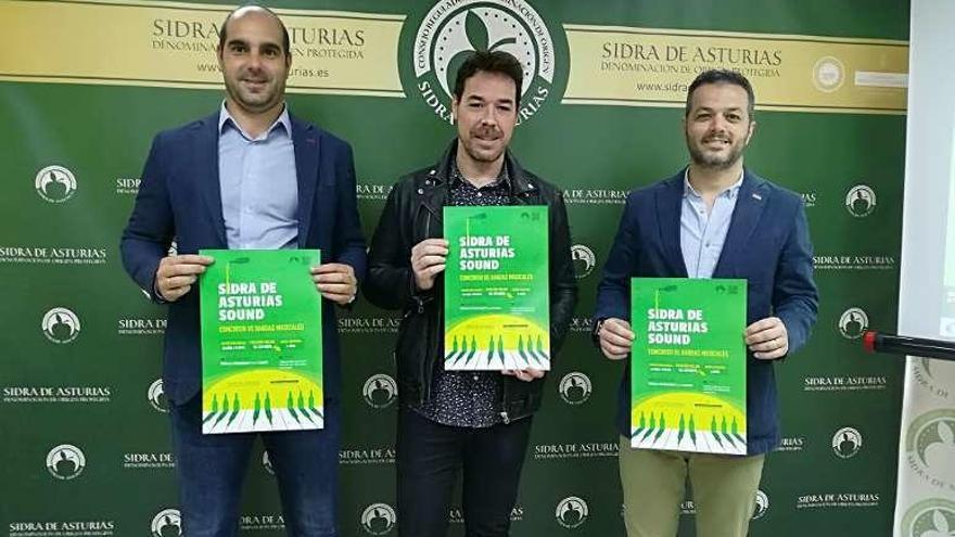 El gerente de la DOP Sidra de Asturias, Daniel Ruiz; el productor musical David Feito y el gerente del departamento de marketing Tiago Lemos presentan el concurso en Villaviciosa.