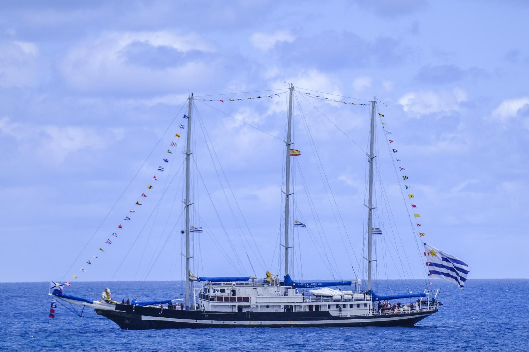 El velero escuela Capitán Miranda, fondeado en alta mar antes de su atraque.