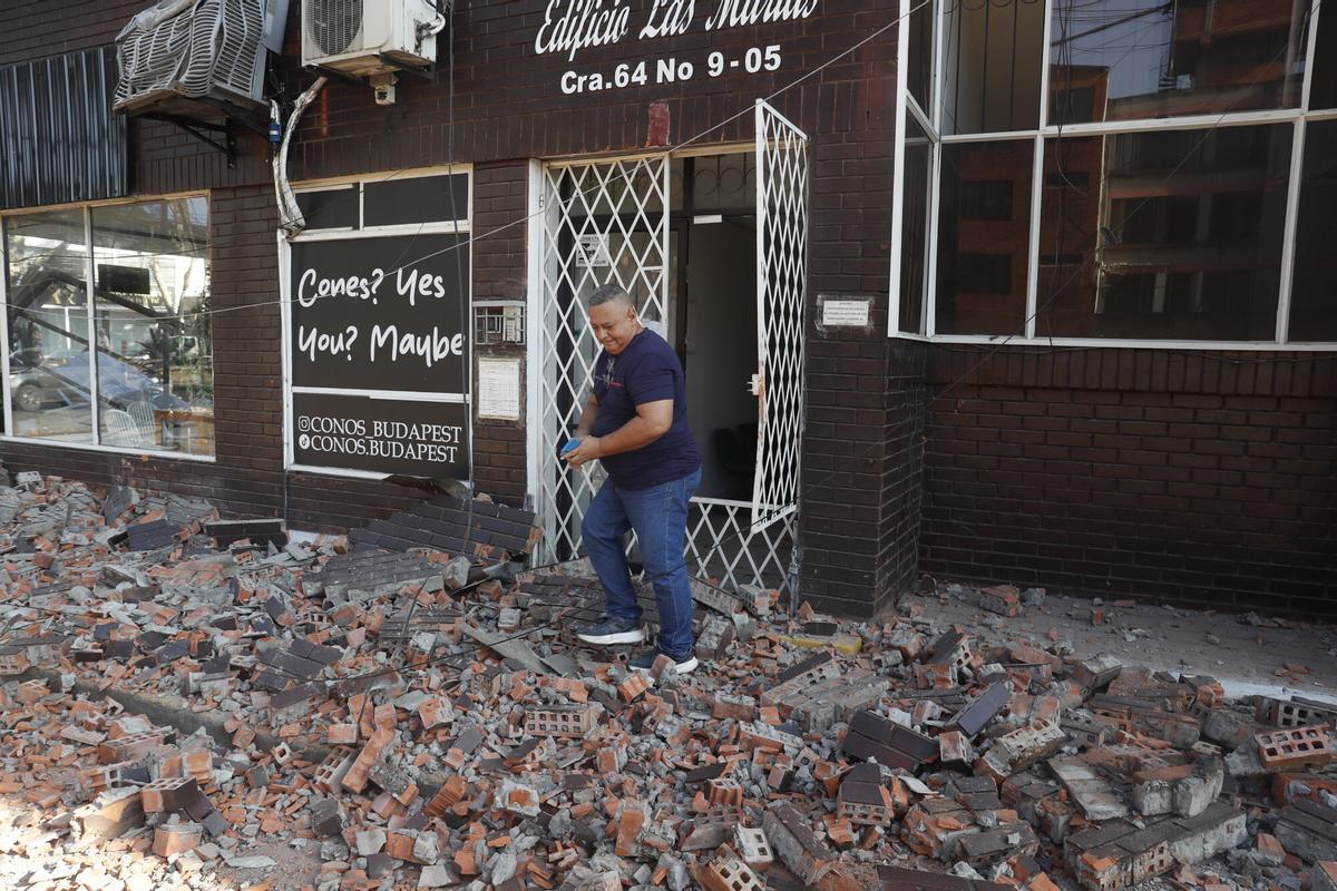 Un hombre fue captado este 10 de agosto al caminar sobre los escombros que dejó un fuerte terremoto que sacudió buena parte del oeste y el centro de Colombia. Un hombre fue captado este 10 de agosto al caminar sobre los escombros que dejó un fuerte terremoto que sacudió buena parte del oeste y el centro de Colombia.
