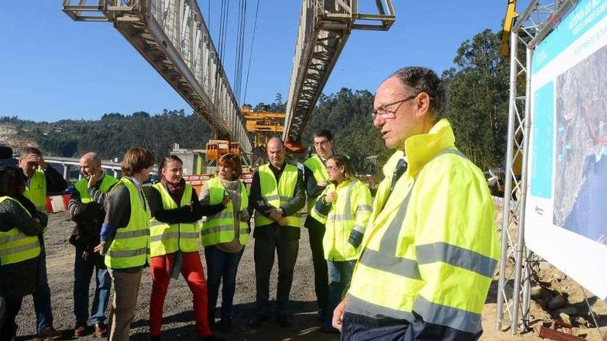 Vázquez, el delegado de la Xunta y responsables de los concellos visitan las obras del Corredor. // G. N.