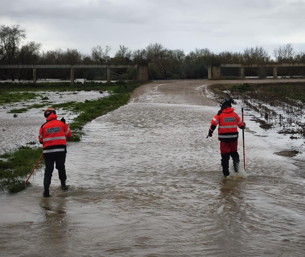 Bomberos de Badajoz durante el intento de rescate en Novelda (Badajoz).