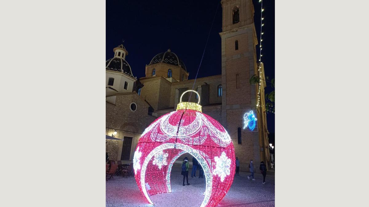 Bola de Navidad Led instalada en la Plaza de la Iglesia