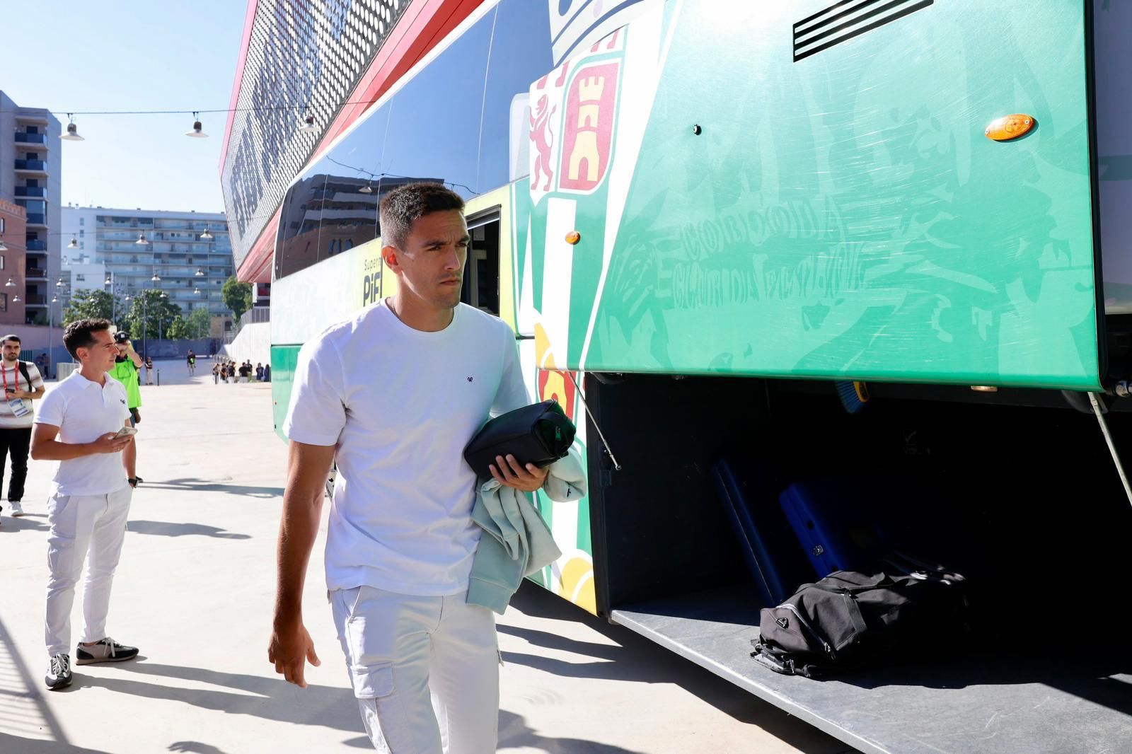 Barcelona Atlétic-Córdoba CF | El recibimiento al equipo de la afición cordobesista, en imágenes