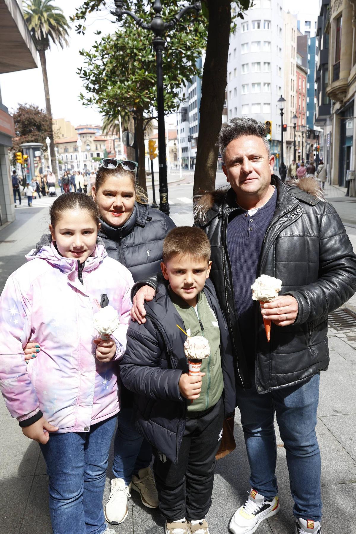 Semana Santa con "sabor a verano" en Gijón: en imágenes Semana Santa con "sabor a verano" en Gijón: en imágenes