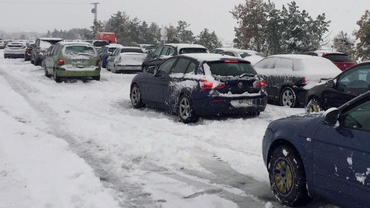 Vehículos retenidos por la nieve en la AP6.