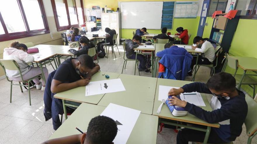 Diversos alumnes dibuixant en una escola de Girona.