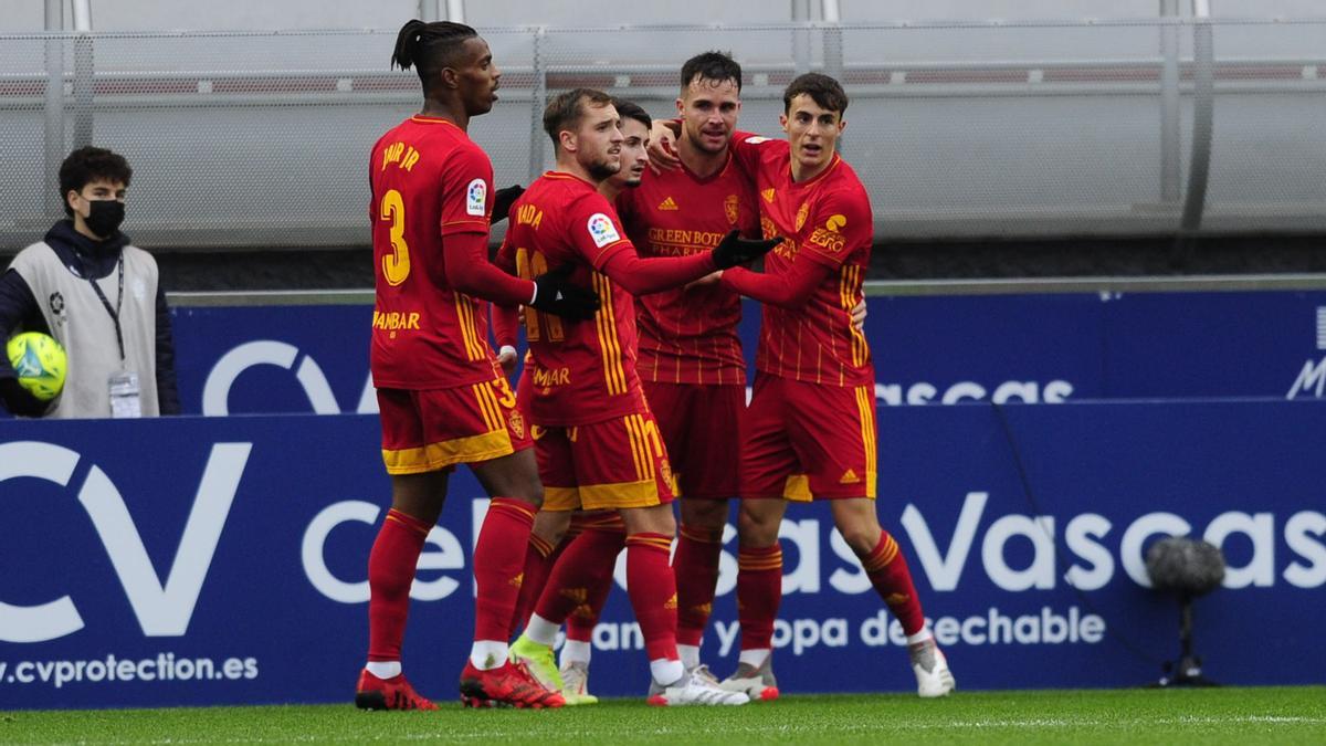 Jair, Vada, Borja y Francés felicitan a Álvaro tras el 0-1.