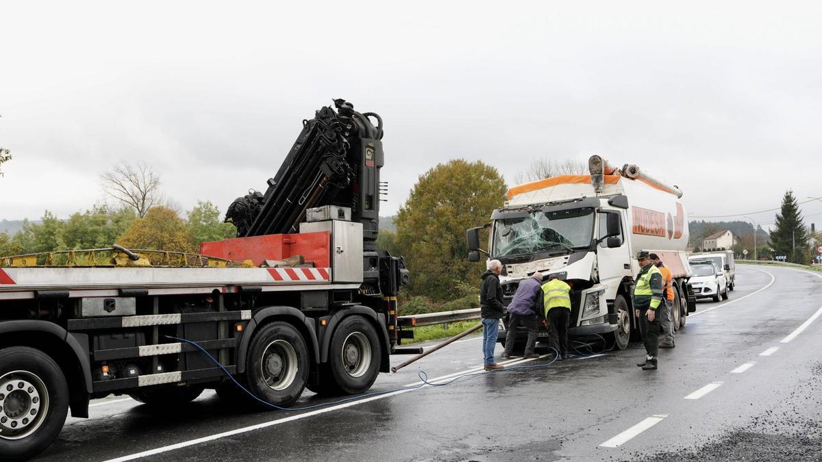 Retirada de uno de los dos camiones siniestrados en Ponte Taboada.