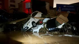 Cinco horas aferrados al árbol que salvó sus vidas: "Aguantamos golpes de carros y de todo lo que pasaba"