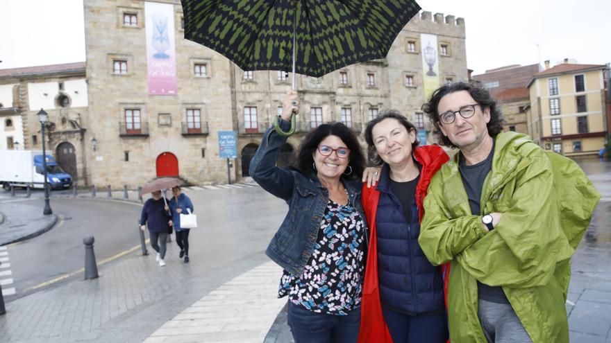 Una enfermera del centro de salud de Teatinos (Oviedo) administra la vacuna de la gripe a una paciente. | David Cabo