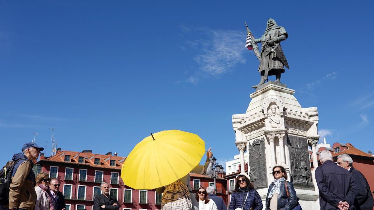 Turistas en la plaza Mayor de Valladolid durante una visita guiada