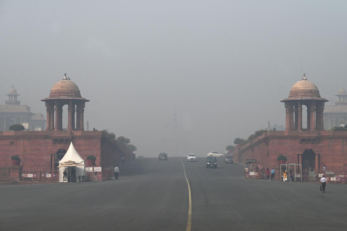 Nueva Delhi amanece bajo una intensa niebla