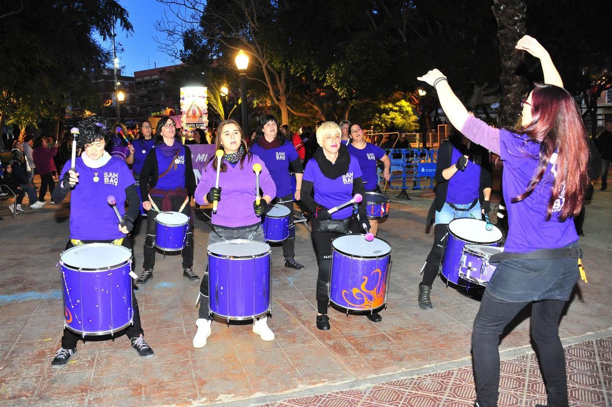 Una batucada abrió la movilización por el 8M en 2024 en Elche
