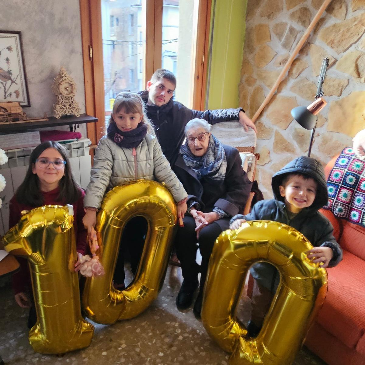 L'àvia centenària, Maria Torner Saus, envoltada dels seus besnets