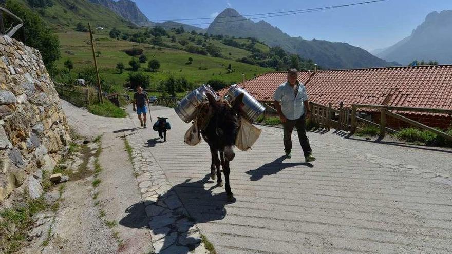 Vecinos en Tuiza de Arriba, en el parque natural de las Ubiñas.