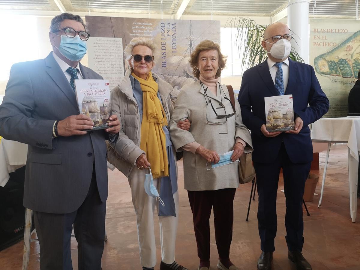 El alcalde de Vélez-Málaga, Antonio Moreno Ferrer, y el primer teniente de alcalde, Jesús Pérez Atencia, con dos descendientes de Blas de Lezo.