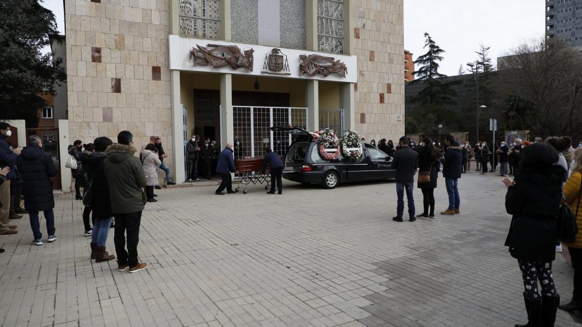 VÍDEO | Emocionante despedida entre aplausos a Felisa Gallego, la primera sanitaria de Zamora fallecida por COVID