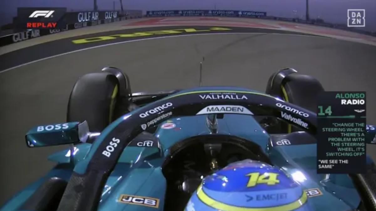 Momento en el que Alonso se queda con el volante en las manos