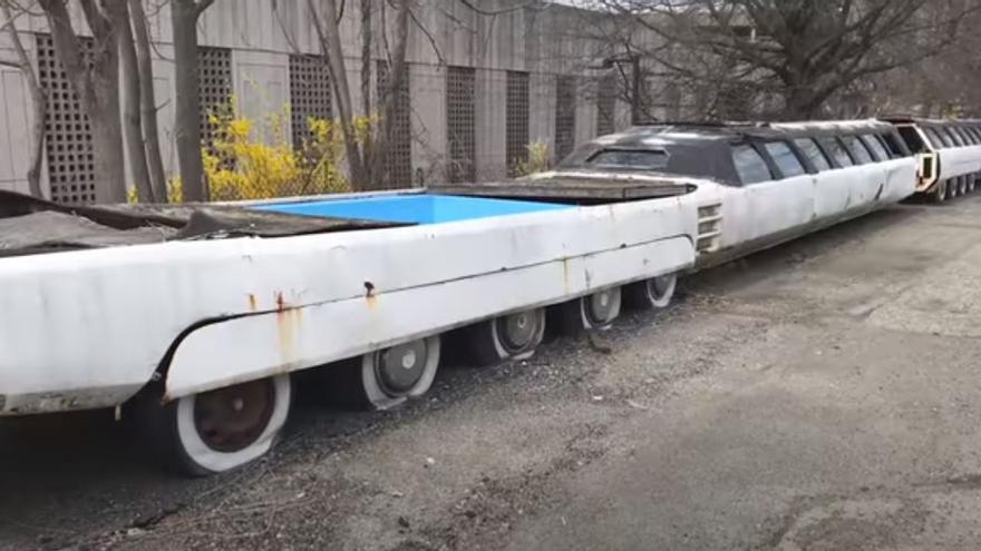 El coche más largo del mundo antes de ser restaurado.