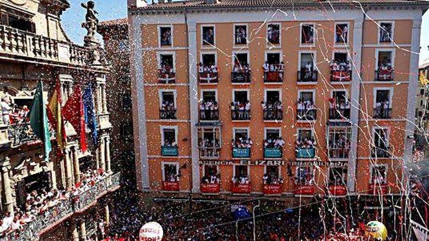 El «txupinazo» davant l&#039;ajuntament de Pamplona.