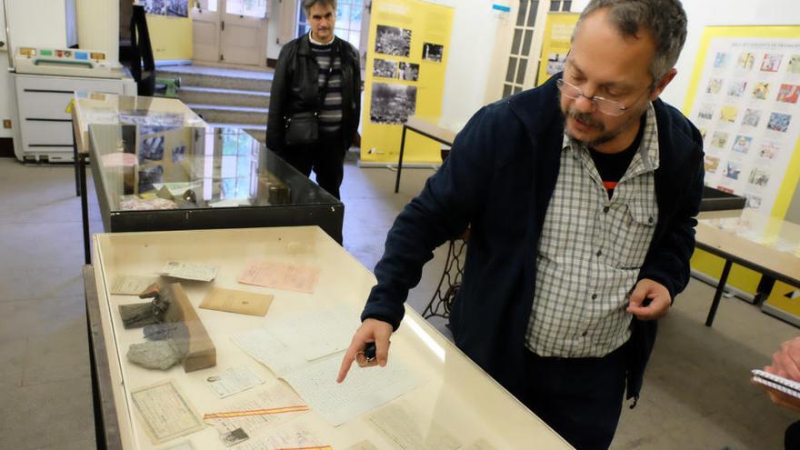 Els professors Toni García i Fernando Aísa muntant l&#039;exposició.