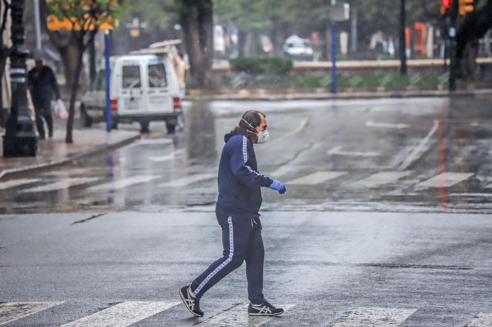 Las lluvias aumentan el caudal del Segura en Orihuela y causan problemas en algunos viales