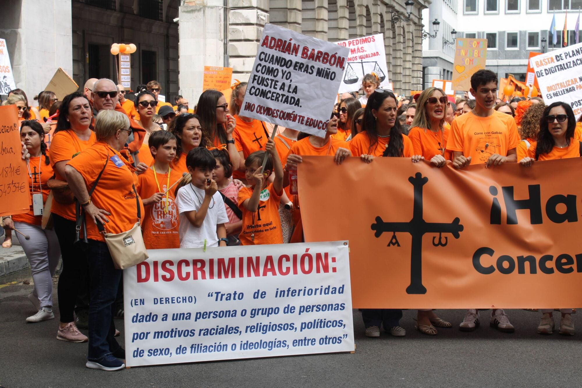 Así fue la multitudinaria marcha naranja de la concertada en Asturias