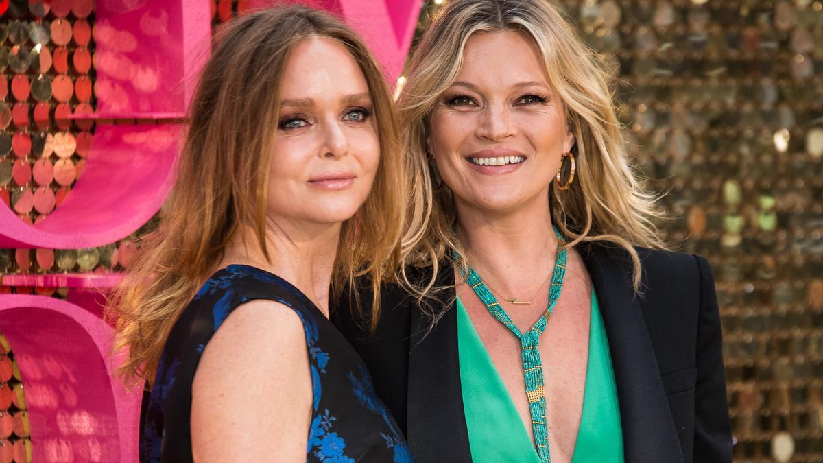 Stella McCartney junto a Kate Moss en el estreno de 'Absolutely Fashion'