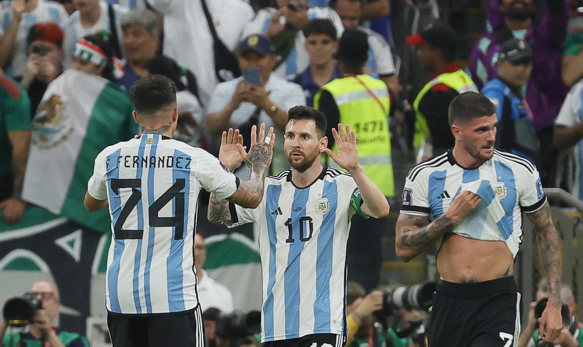 Lusail (Qatar), 26/11/2022.- Lionel Messi (C) of Argentina celebrates with teammates after scoring the 1-0 lead during the FIFA World Cup 2022 group C soccer match between Argentina and Mexico at Lusail Stadium in Lusail, Qatar, 26 November 2022. (Mundial de Fútbol, Estados Unidos, Catar) EFE/EPA/Ronald Wittek