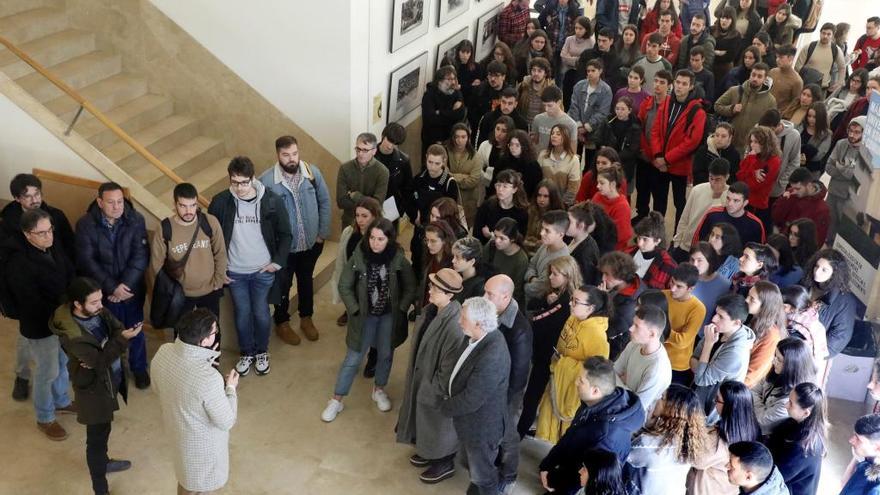 Minuto de silencio en memoria del joven reportero Pablo López Orosa.