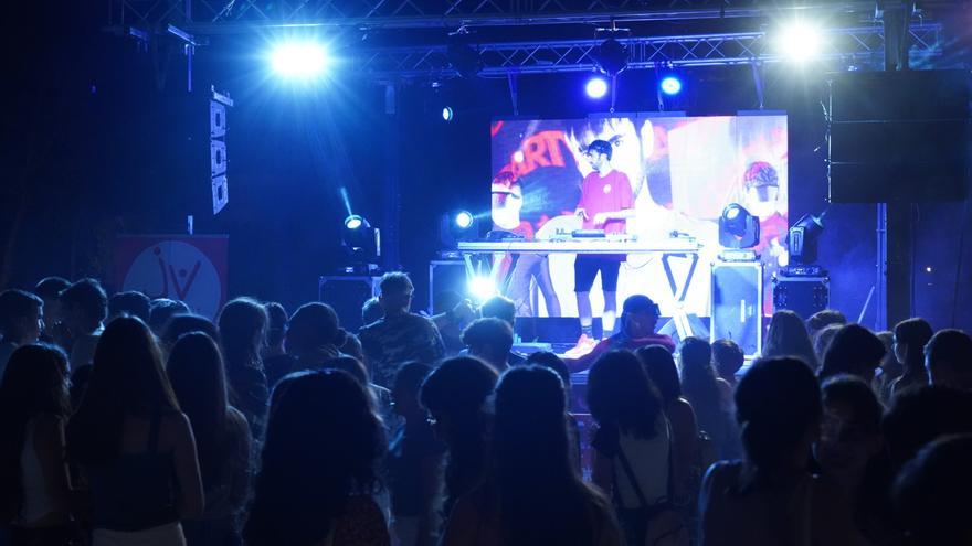 El tercer concierto de dj’s del Cultura de Barri llena la Glorieta de Ontinyent