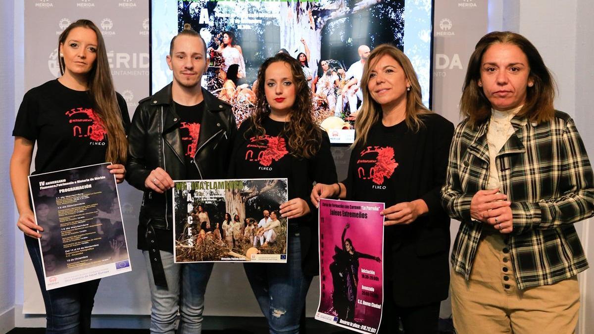 Asistentes a la presentación de los actos por el día del flamenco.