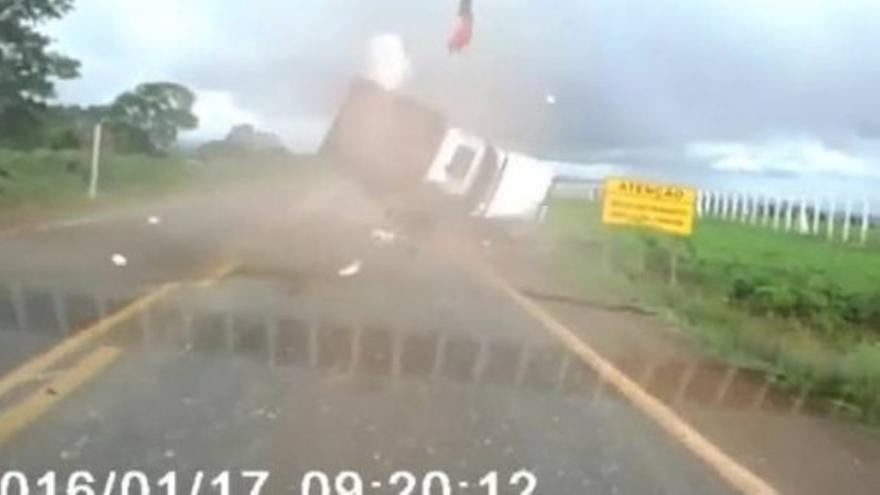 Espectacular accidente de tráfico en Brasil