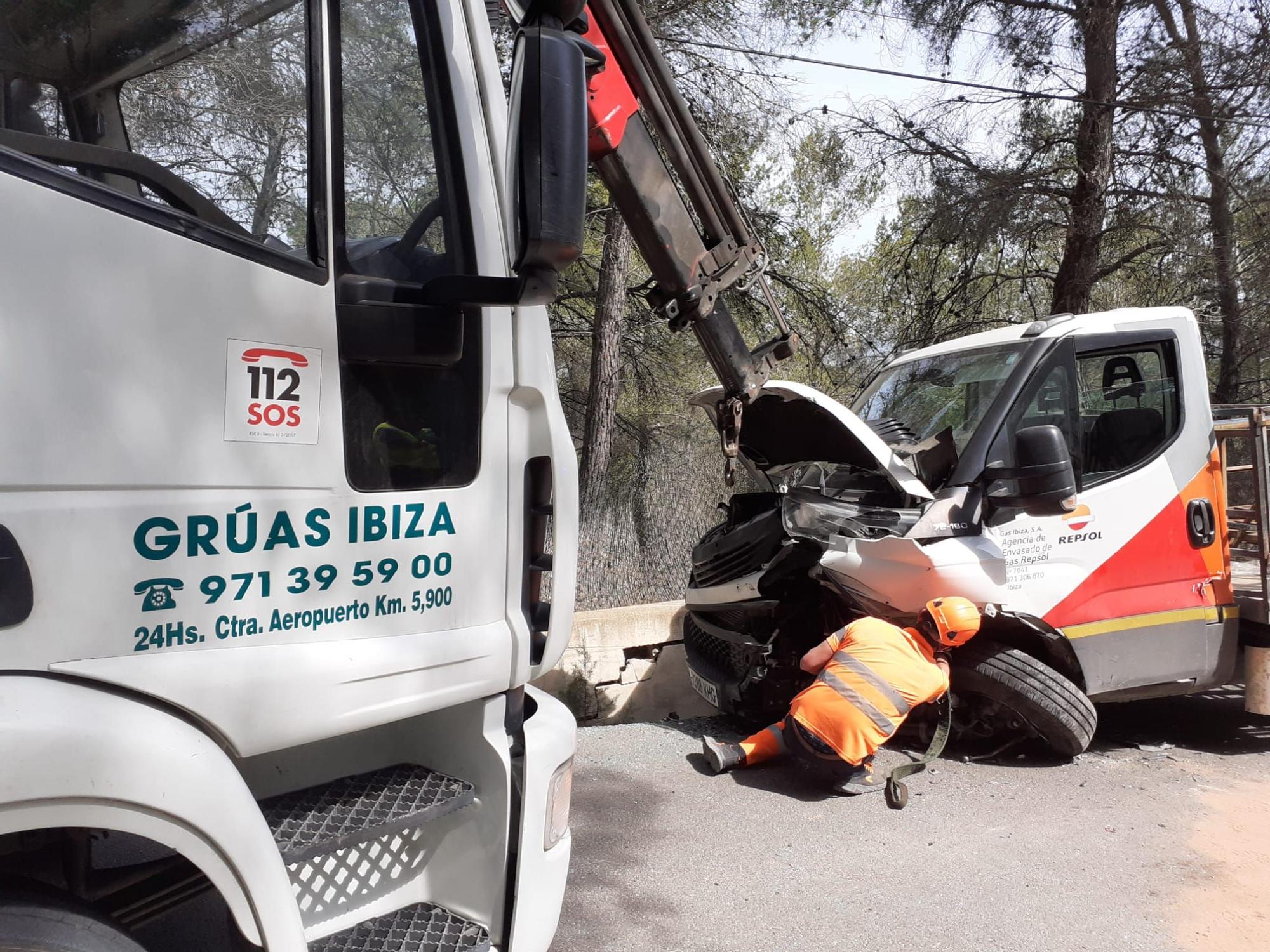 Violento choque frontal en Ibiza entre un camión cargado de butano y un turismo