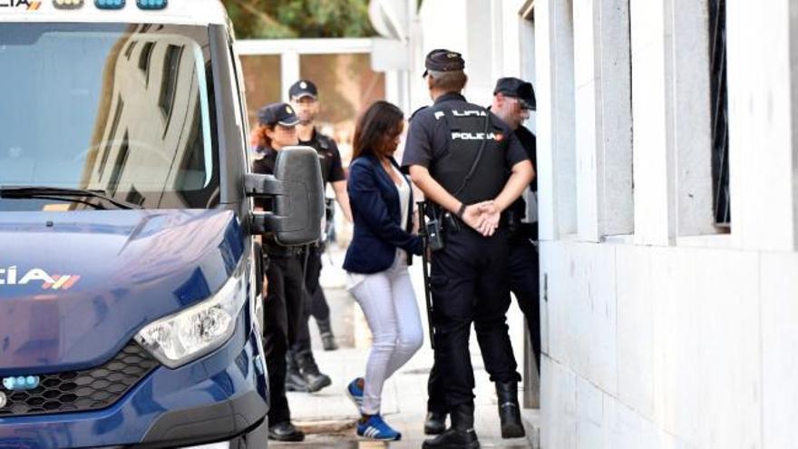 Ana Julia Quezada llega al juicio escoltada por la Policía