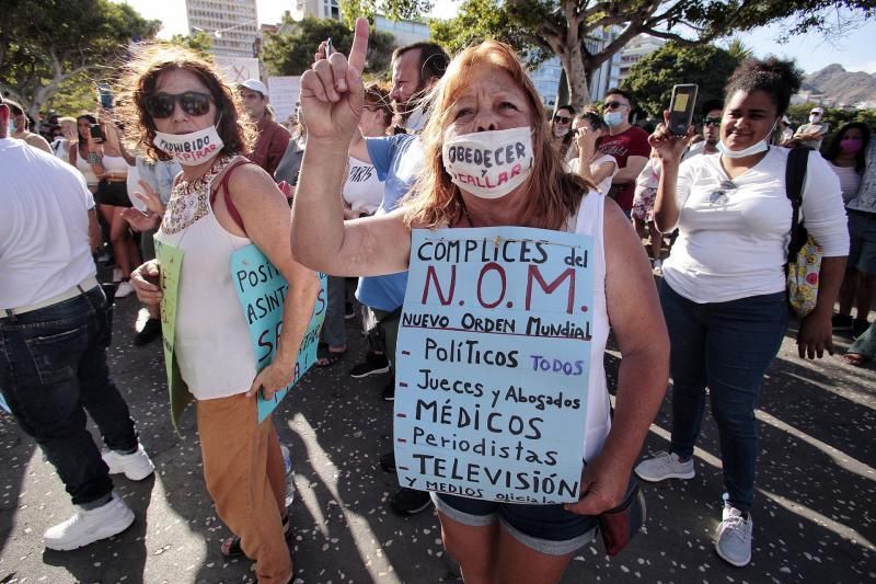 Concentración contra las mascarillas y las vacunas Santa Cruz de Tenerife  | 16/08/2020  | 16/08/2020 | Fotógrafo: María Pisaca Gámez