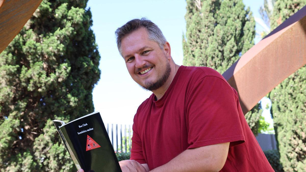 Ben Clark, sosteniendo su nuevo libro de poesía 'Semiótica Nuclear'.