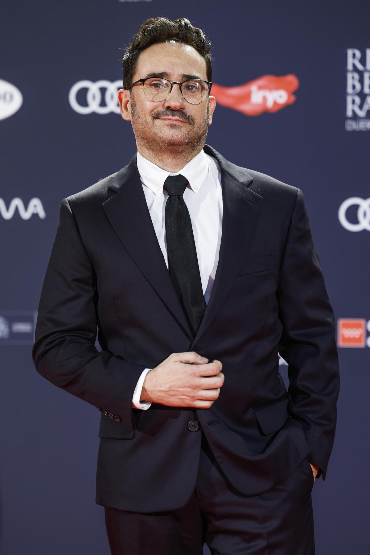 El cineasta Juan Antonio Bayona posan en la alfombra roja de la gala de entrega de los Premios Feroz.