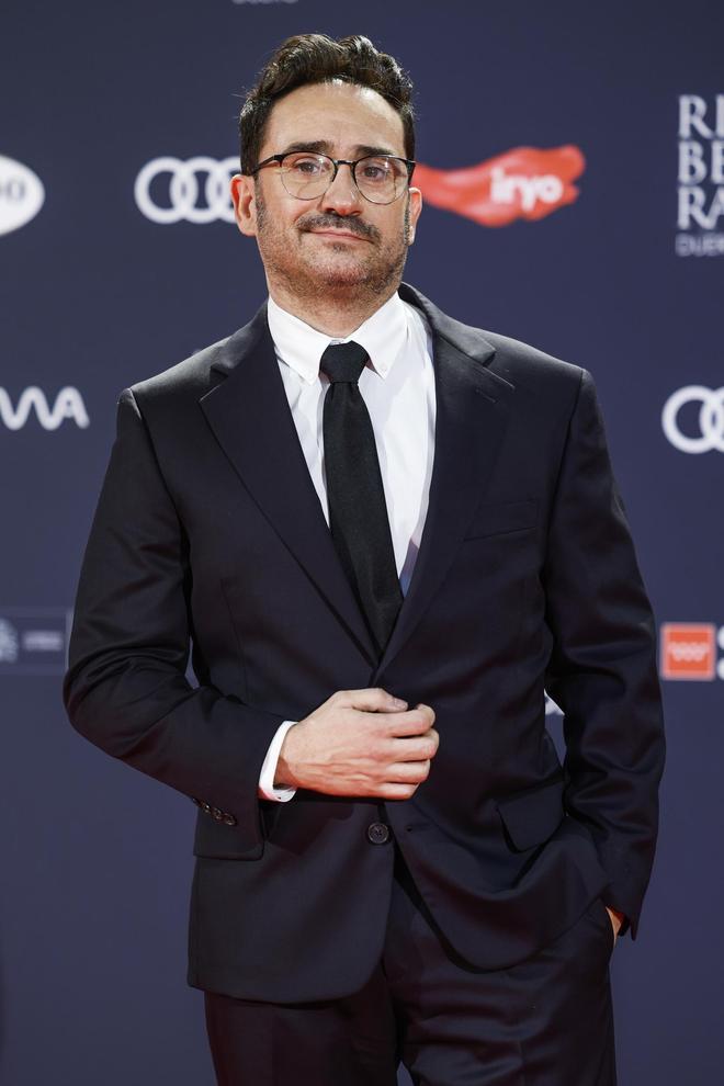 El cineasta Juan Antonio Bayona posan en la alfombra roja de la gala de entrega de los Premios Feroz.