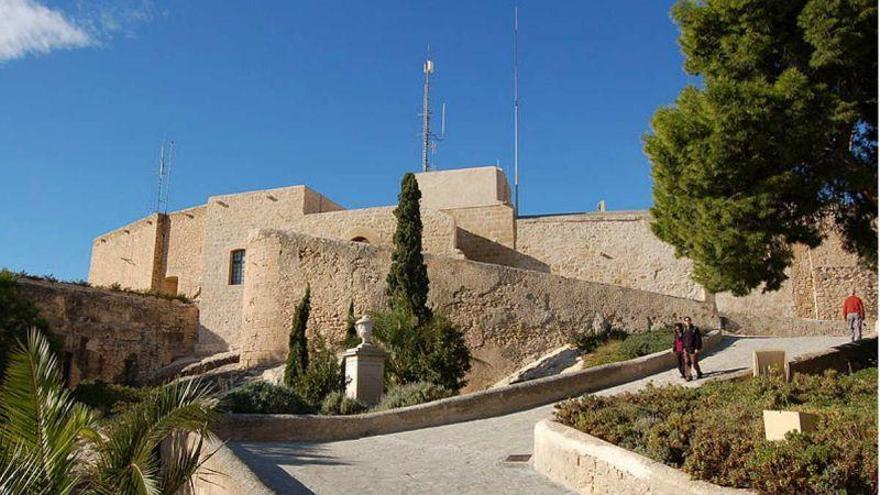 Se cae del castillo de Alicante y nadie la reclama en dos días