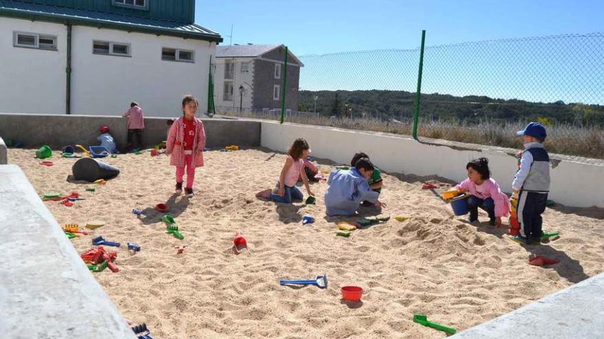 Un grupo de niños desarrolla actividades en el arenero.