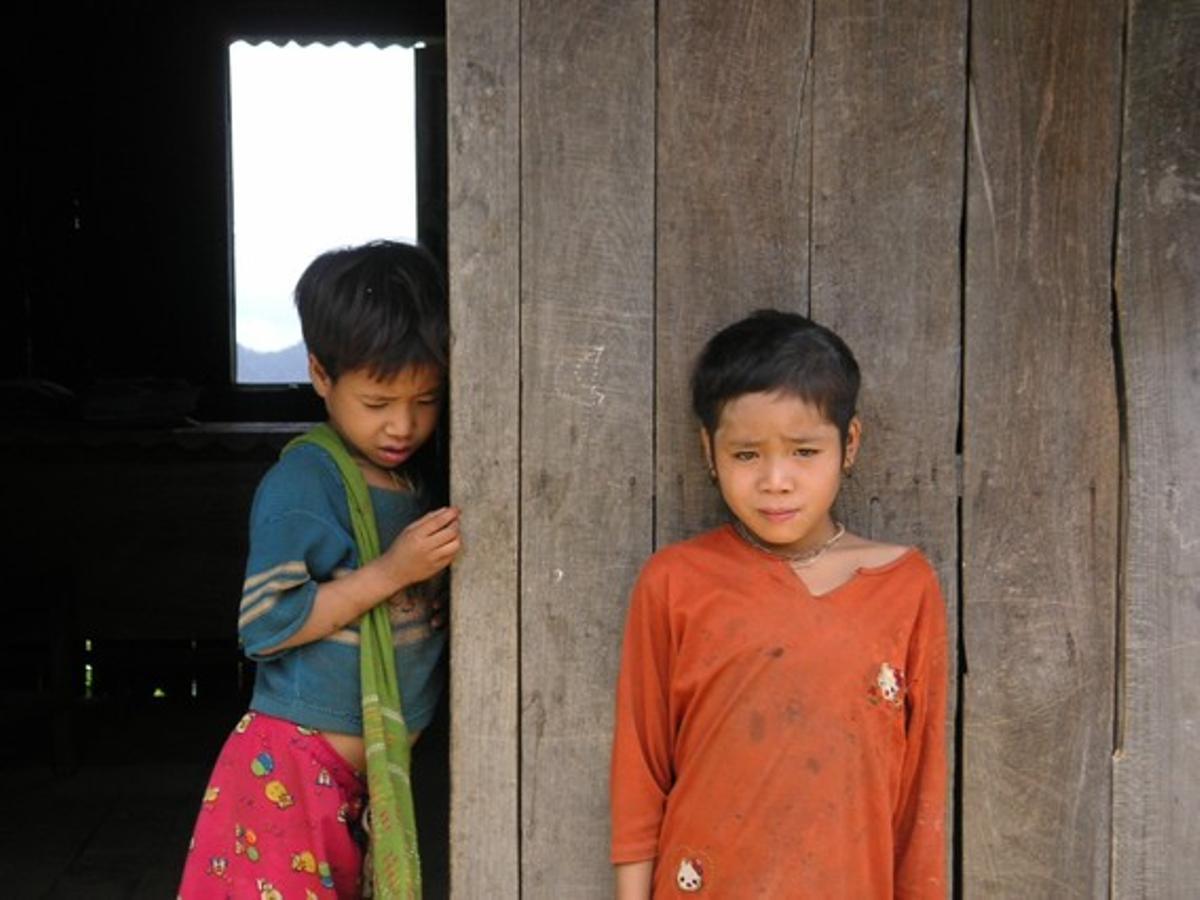 Llegamos a un pequeño pueblo tras cuatro horas caminando desde Kalawmyanmar.